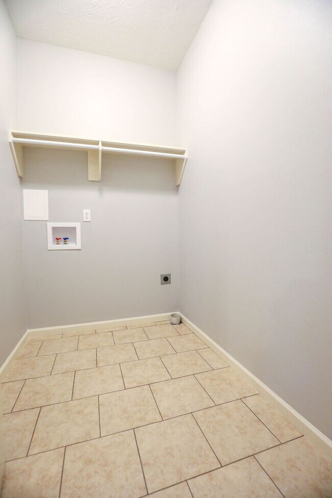 Building Photo - Spacious 5 bed 2 bath Downtown Springfield...