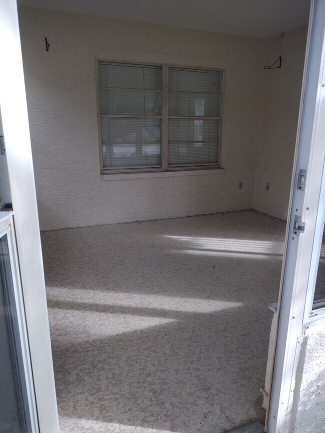 Building Photo - 2 bedroom 2 bathroom Large House for rent ...