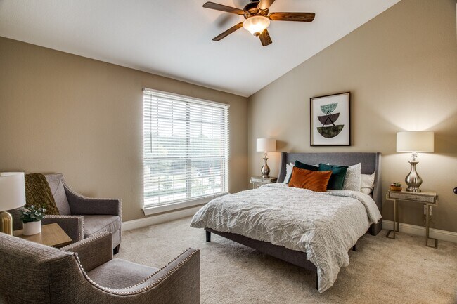 Building Photo - Bright Corner 3-Bed with Garage & In-Unit Laundry in Prime Dallas Location