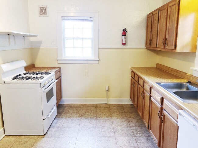 Building Photo - 323 S Eagleson Ave