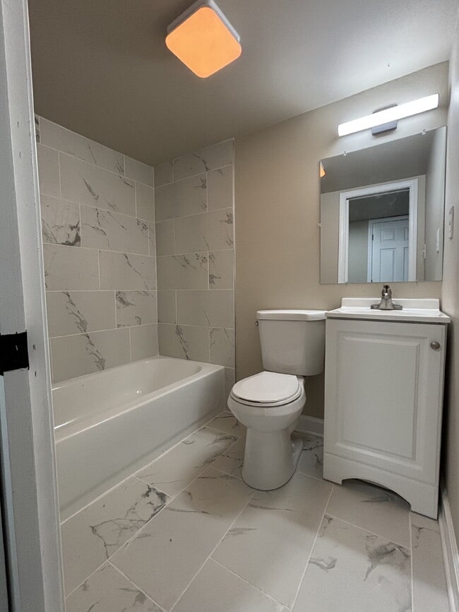 Building Photo - Charming 4-bed Home in Gary