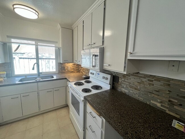 Building Photo - 3 bedroom - 1.5 bathroom single level