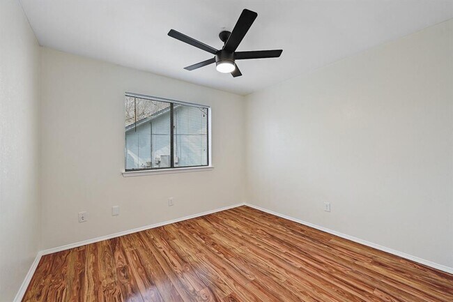Building Photo - 703 Hyde Park Ct