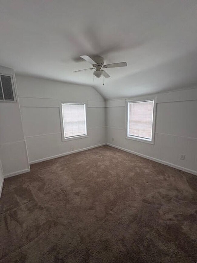 Building Photo - Three Bedroom 1.5 Bathroom House