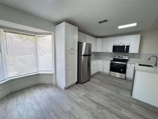 Building Photo - 475 Blue Bird St