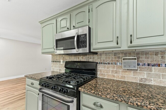 Building Photo - 1807 Iris Ln