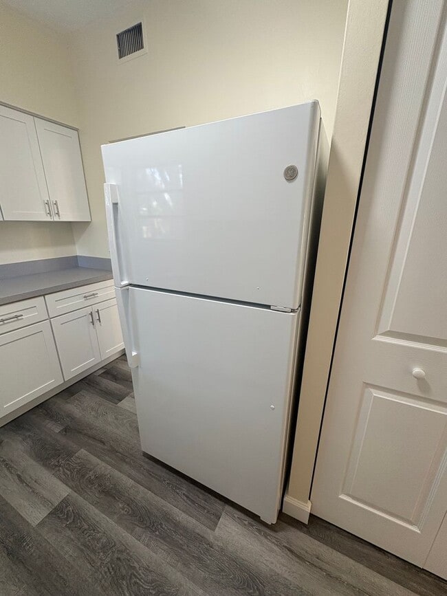 Building Photo - Totally Remodeled Deltona Beauty