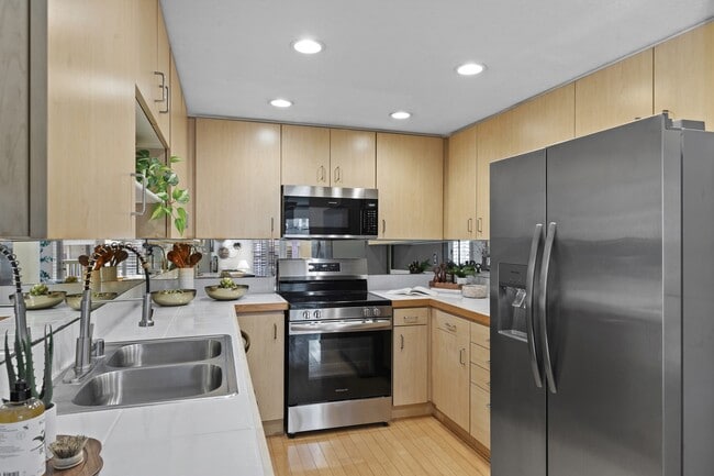 Building Photo - 3975 Hortensia St