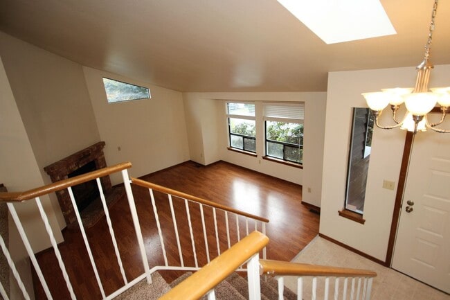 Building Photo - Beautiful 3 Bedroom Tri-Level Home In Federal Way!