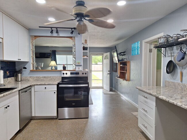 Building Photo - WINTER RENTAL OPTION!  LOCATION LOCATION M...