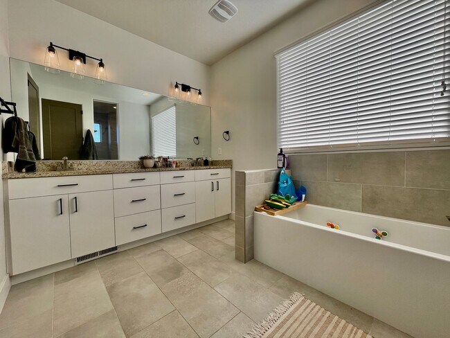 Building Photo - Beautiful Four-Bedroom Luxury Sage Villas Townhome in Ivins