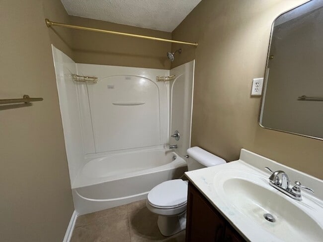 Building Photo - Renovated 3 Bedroom 1 Bath Home for Rent!