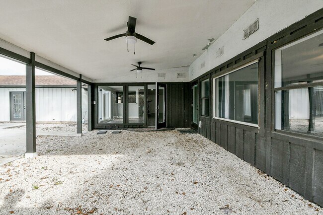 Building Photo - 6002 Greenmont Dr