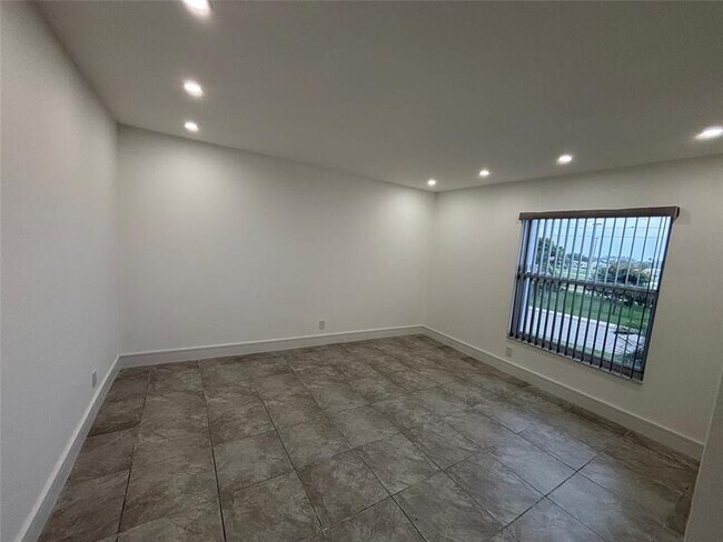 Building Photo - 505 S Pine Island Rd
