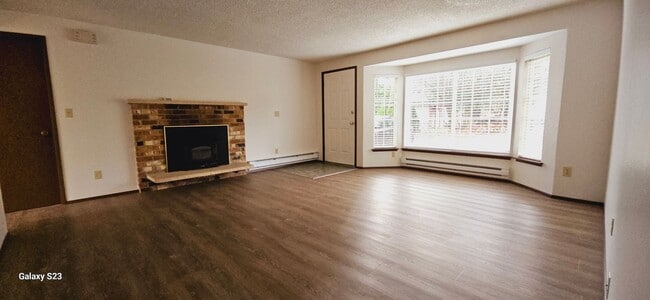 Building Photo - REDUCED - Puyallup 2bed/1.5 bath Duplex