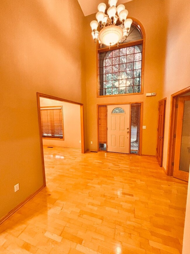 Building Photo - Huge 5 bed home located in Maple Grove!