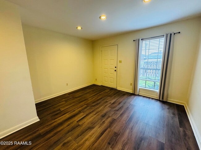 Building Photo - 2419 Robley Dr