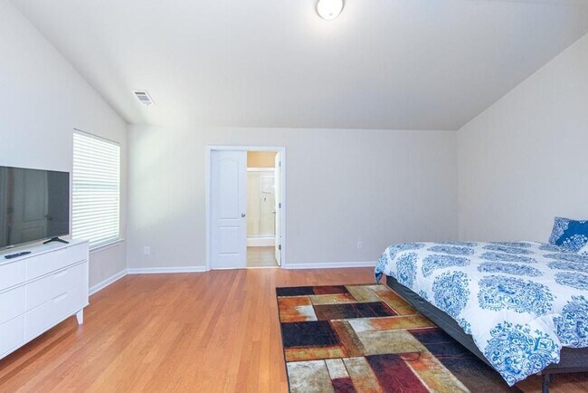 Building Photo - 4556 White Horse Dr