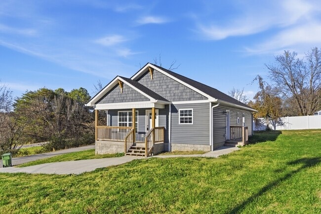 Primary Photo - 920 Foch St