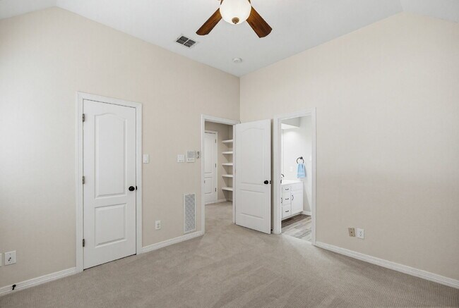 Building Photo - Perfect blend of comfort, style, and convenience.