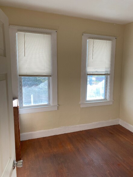 Building Photo - 605 Larch St