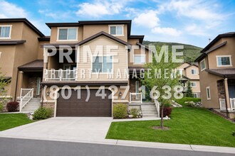 Building Photo - Lovely Townhouse For Rent
