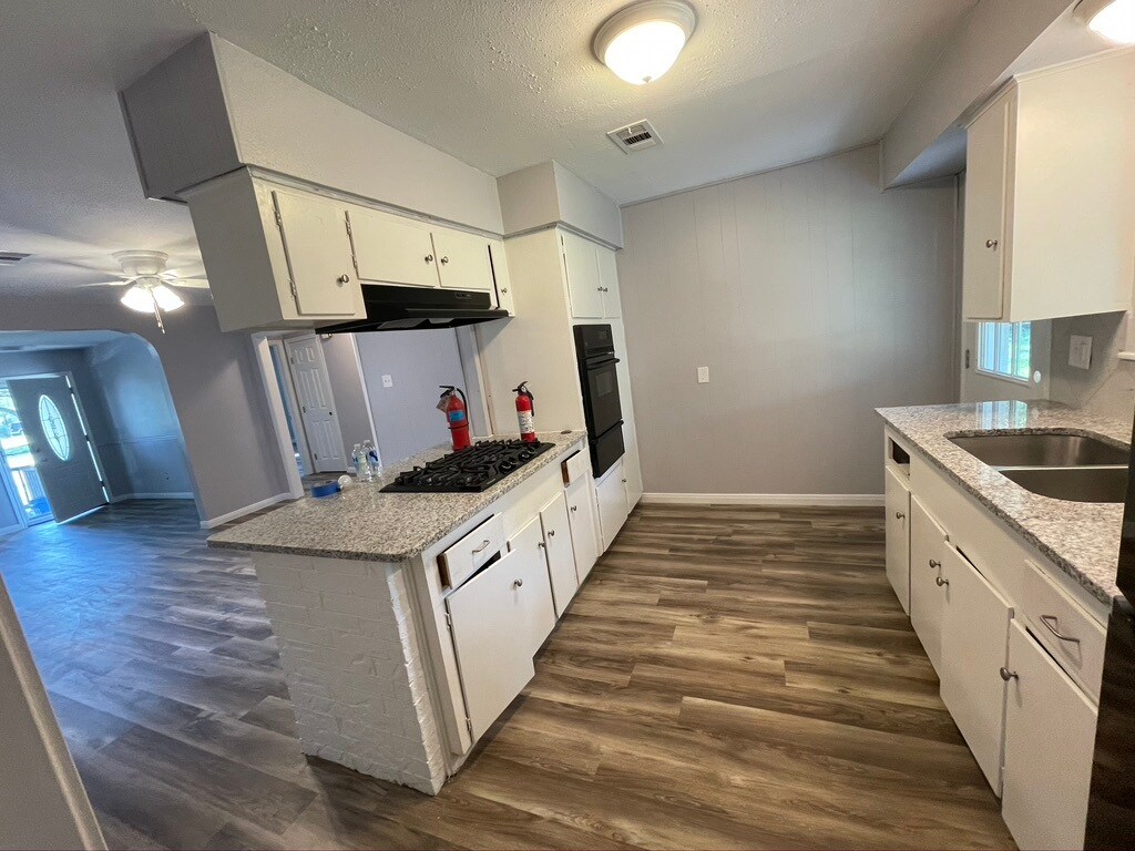 Building Photo - 301 Cypress St