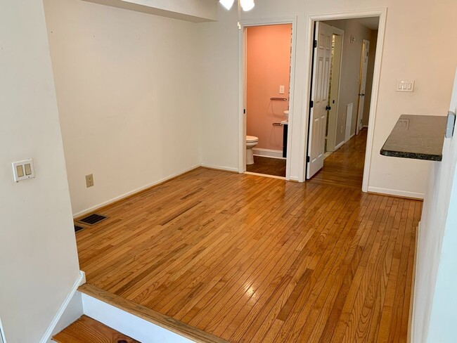 Building Photo - Gorgeous 2-Bedroom Townhome Near the Art Museum! One-Car Garage Included!