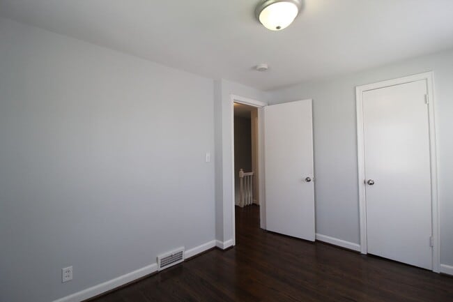 Building Photo - 2 Bedroom Duplex in North Kansas City