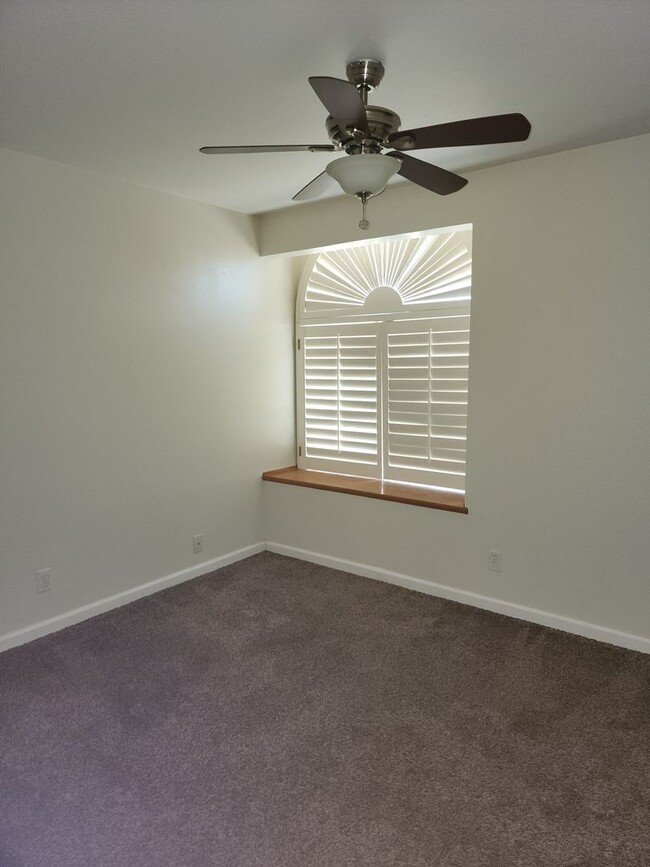 Building Photo - 3 Bedroom 2 Bath in HOA Community with Com...