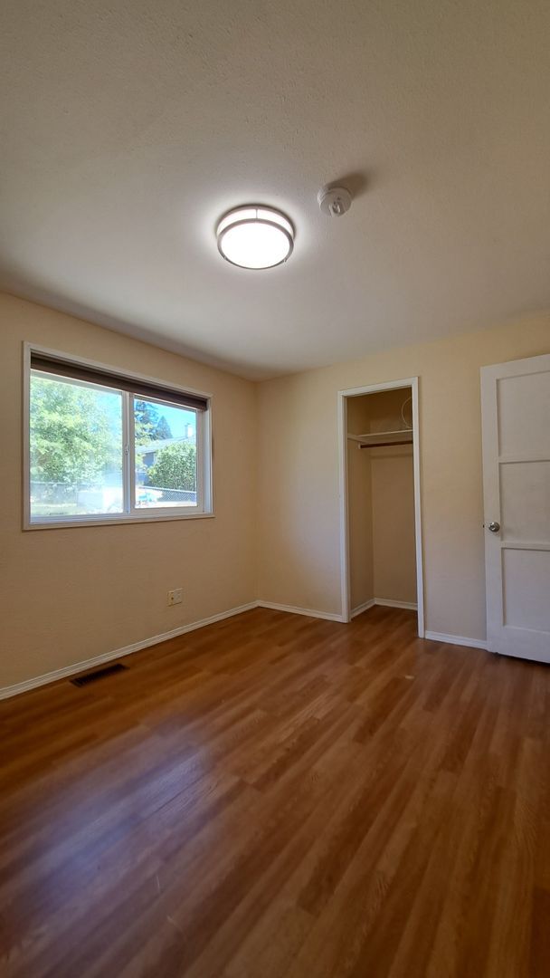 Building Photo - 2 Bedroom 1 Bath Duplex