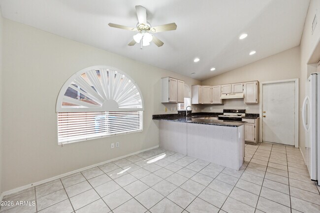 Building Photo - 1025 W Jeanine Dr