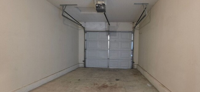Building Photo - 205 NE Dogwood St