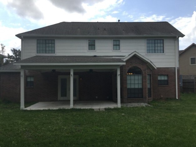 Building Photo - 10917 Spruce Dr N