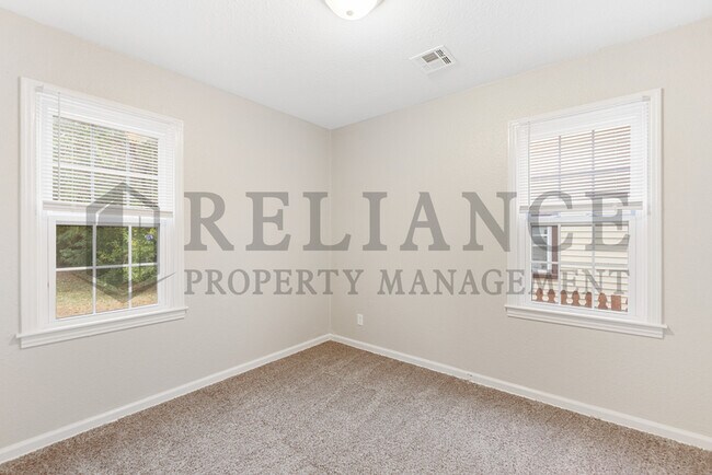 Building Photo - 726 S Bonn St
