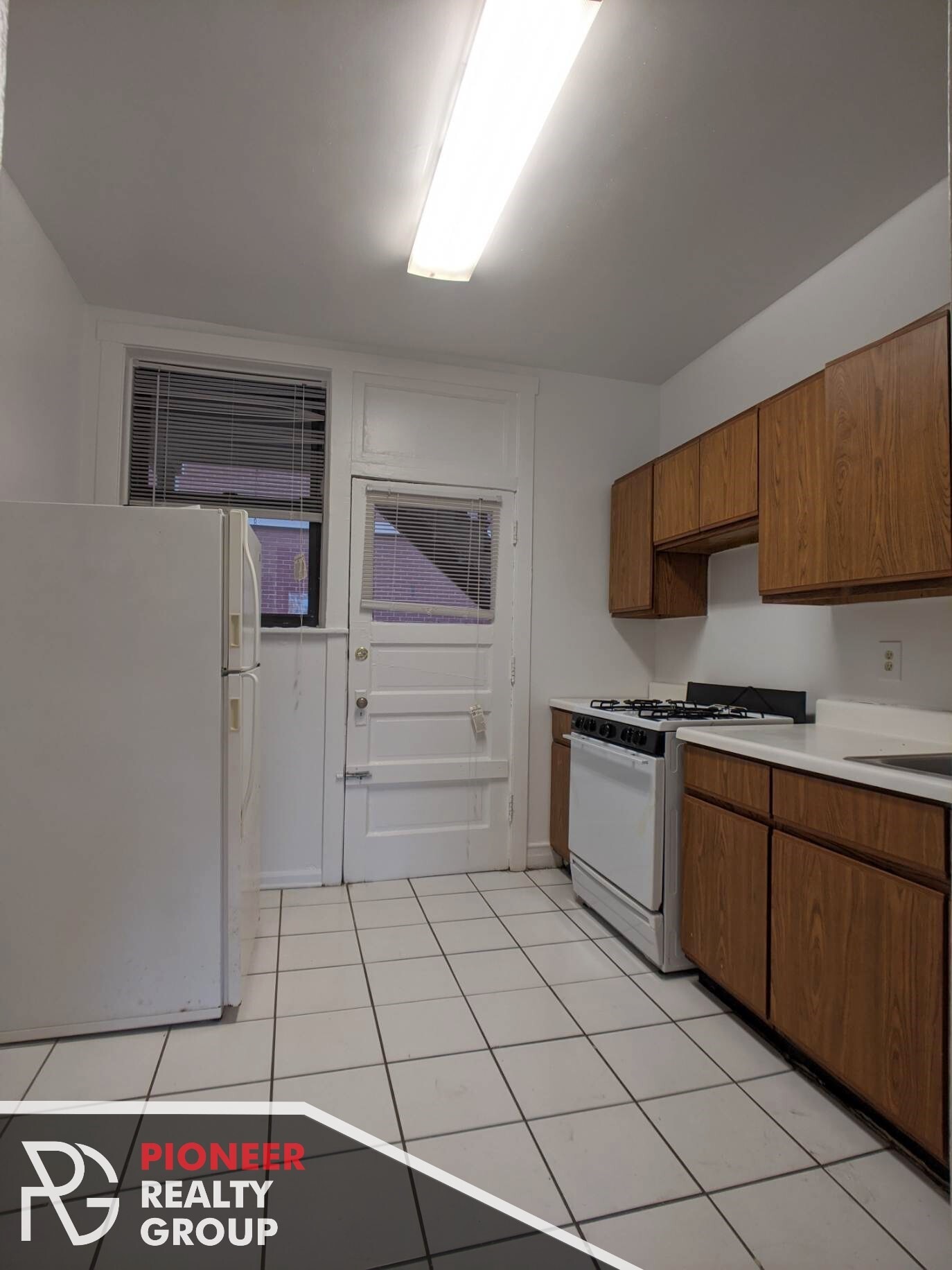 Building Photo - 812 W Waveland Ave