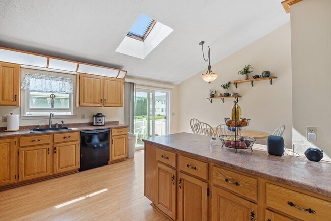 Building Photo - 94 Pullman St