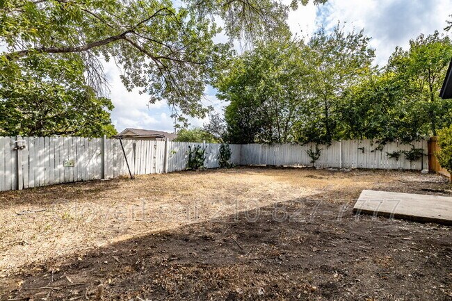 Building Photo - 535 E Ashley Rd