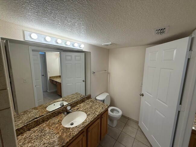 Building Photo - 211 SW Palm Dr