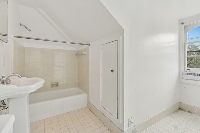 Building Photo - 523 Turquoise St