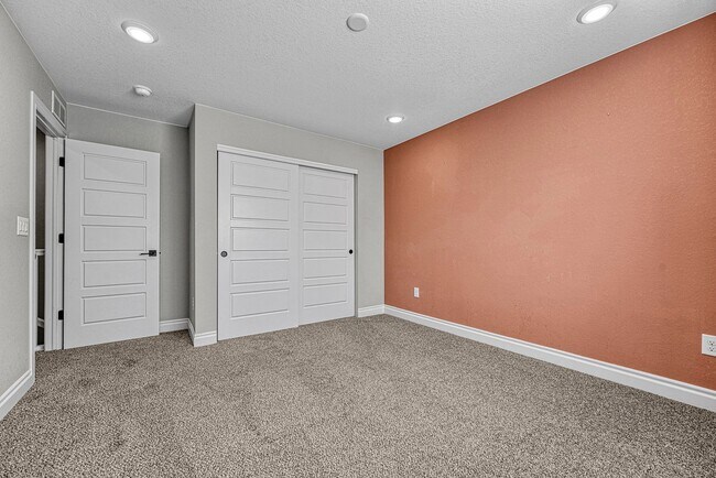 Building Photo - Former Model Home - Superb townhome in great location!