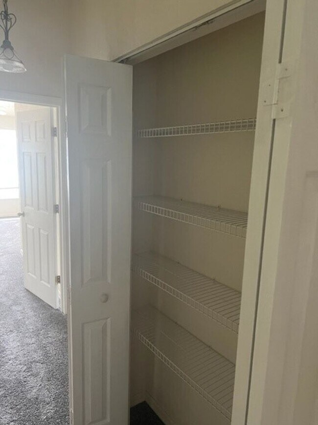 Building Photo - Spacious townhome in Kensington North
