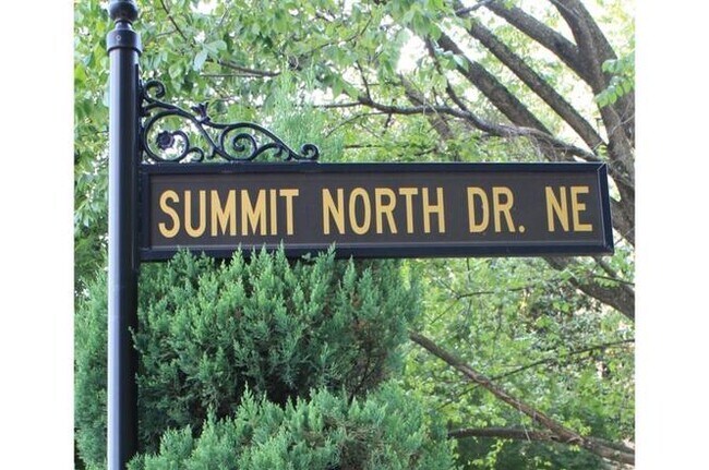 Building Photo - 1318 Summit North Dr NE