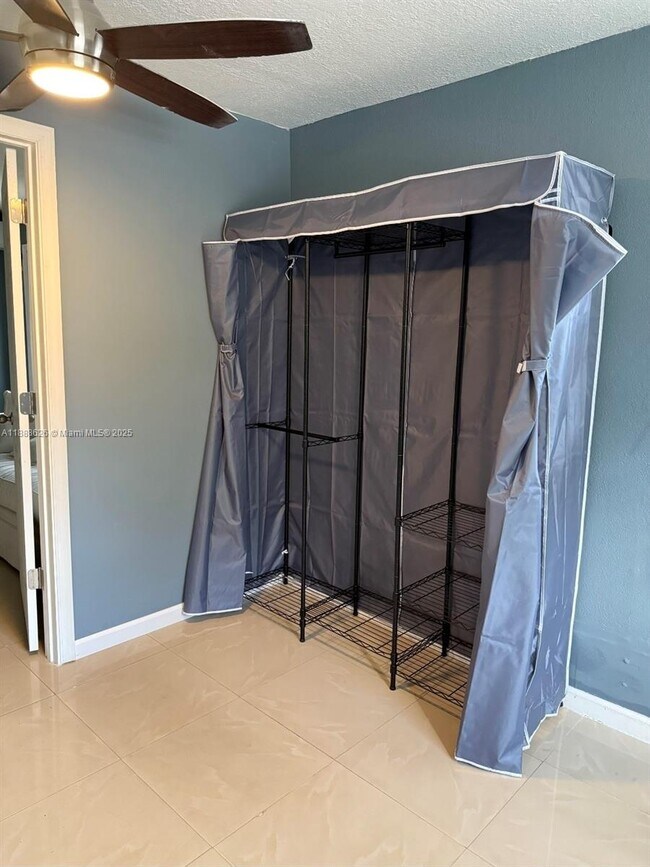 Building Photo - 231 SW 31st Ave