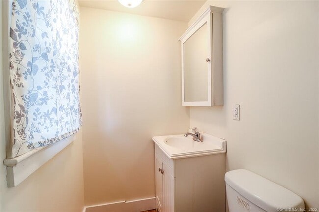 Building Photo - 24 Elm St