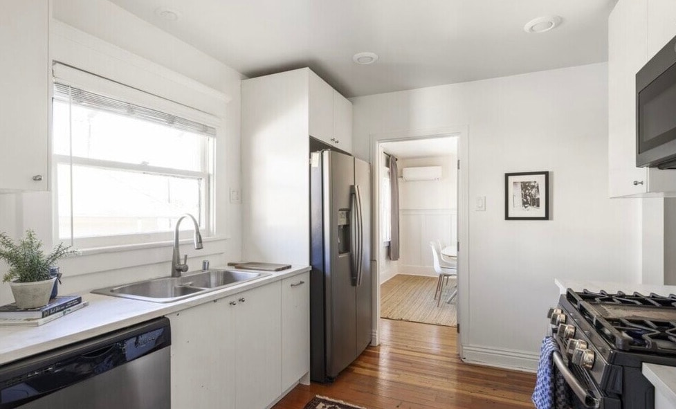 Building Photo - 211 1/2 S Burlington Ave