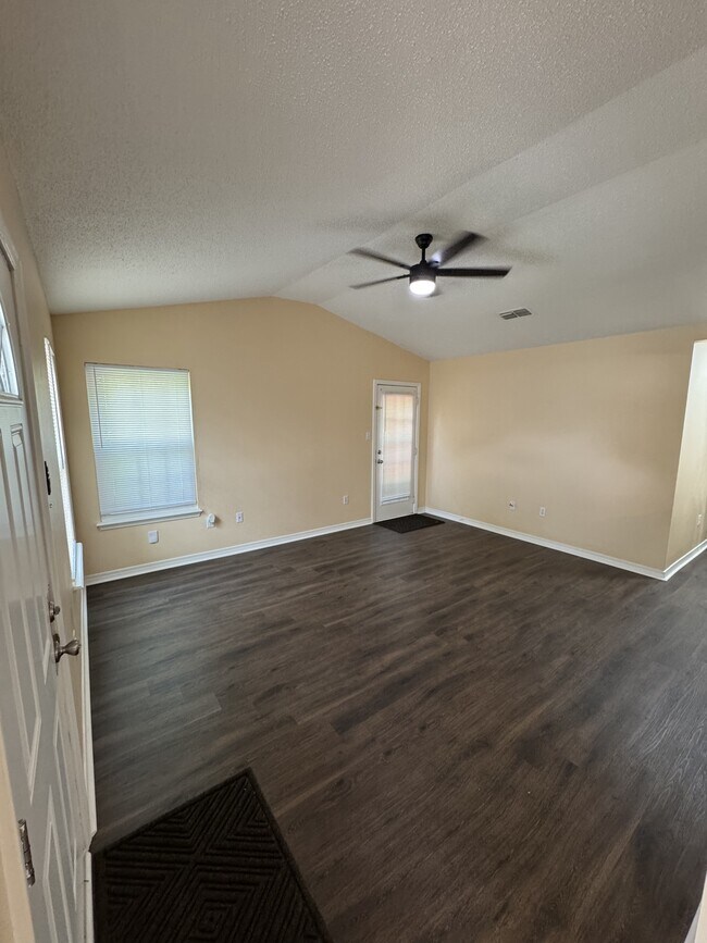 Building Photo - 13401 Warren Dr