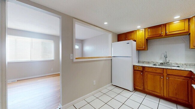 Building Photo - Elyria - fully updated two bedroom townhouse for rent!