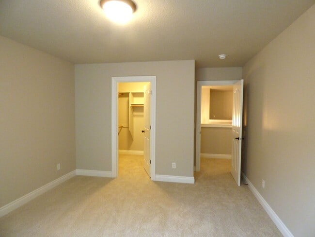 Building Photo - 5 Bedroom Home in South Salem! Near I-5