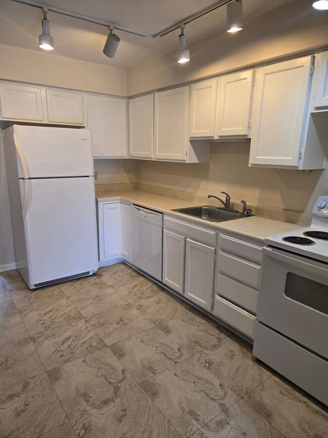 Building Photo - Large 2 Bdrm/2 Bath Condo 1 mile from Lake Michigan